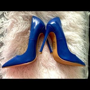 Blue patent leather pumps 6.5